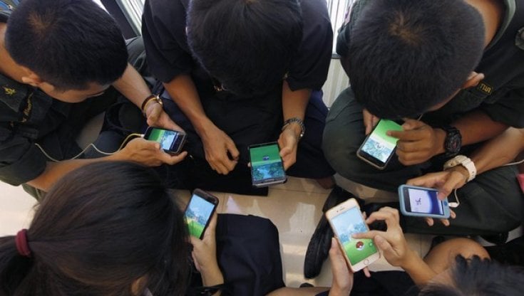 Cellulari a scuola, Cangini: "Ecco perché gli smartphone sono come la cocaina per i ragazzi"