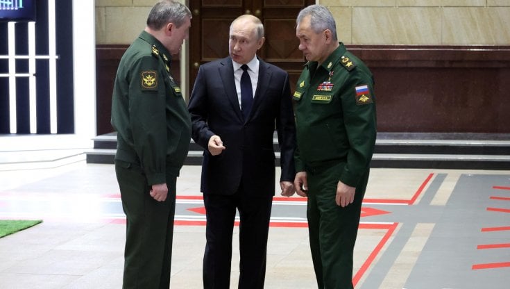 Zelensky negli Usa, la risposta di Putin in tv con i generali: “Nucleare, super missili e 1,5 milioni di soldati"
