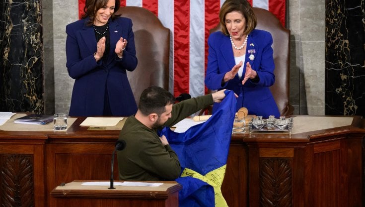Zelensky al Congresso Usa: "Non abbiamo elettricità né acqua ma non ci arrenderemo mai"