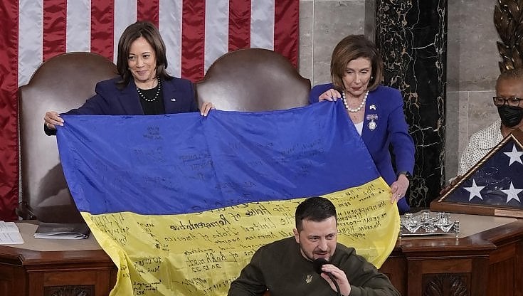 Zelensky al Congresso, da dove viene la bandiera ucraina che ha regalato a Pelosi e Harris 