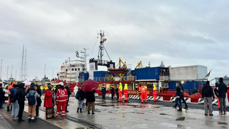 Migranti, arrivata a Livorno la Sea Eye 4, a bordo 108 persone