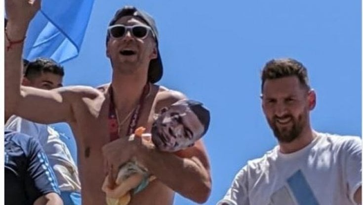 Il portiere argentino Martinez con un bambolotto raffigurante Mbapp&eacute;