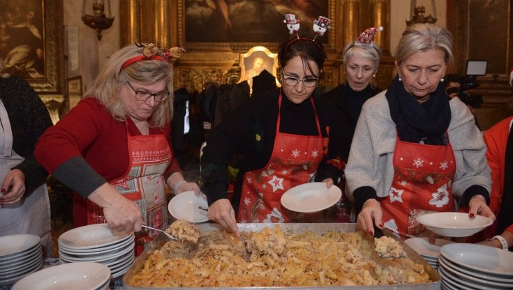 Bologna, pranzo per i poveri nella chiesa di Santa Maria dei Servi