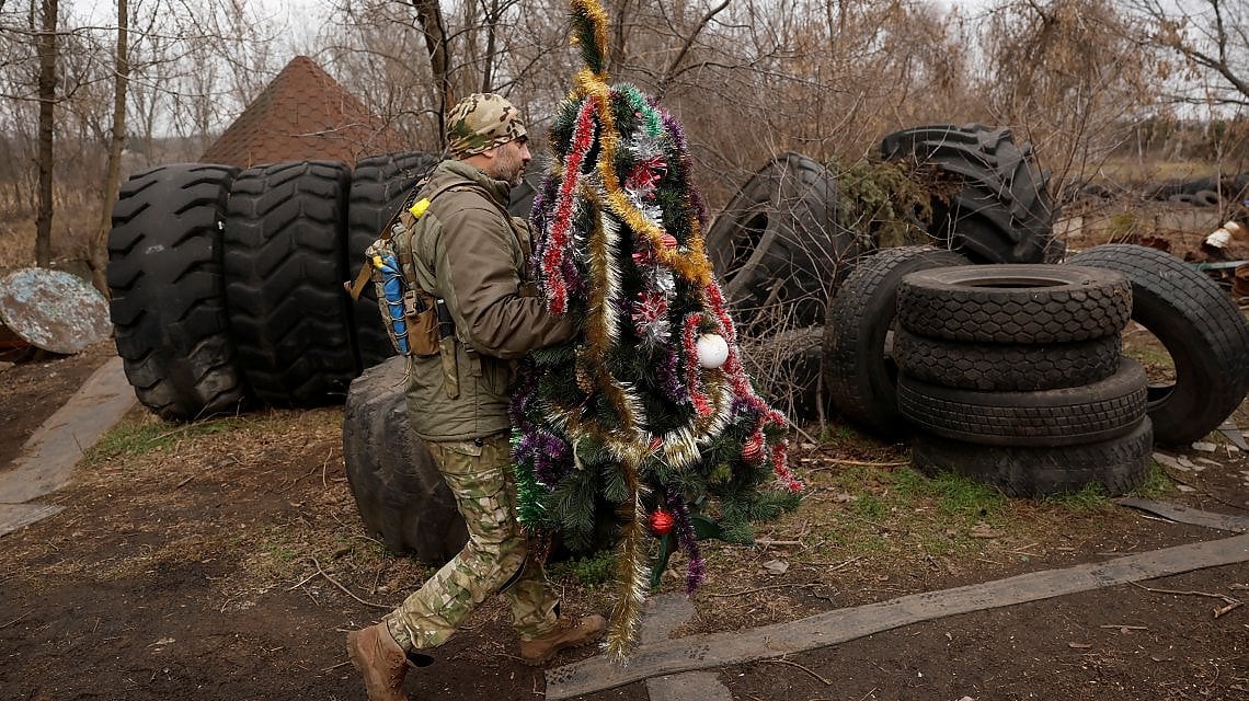 Un soldato ucraino con un albero di Natale a Bakhmut