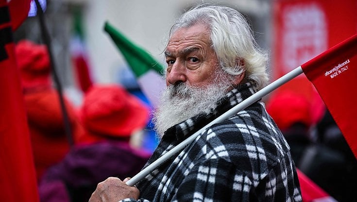 Pensionato alla manifestazione della Cgil il 16 dicembre 2022 a Roma