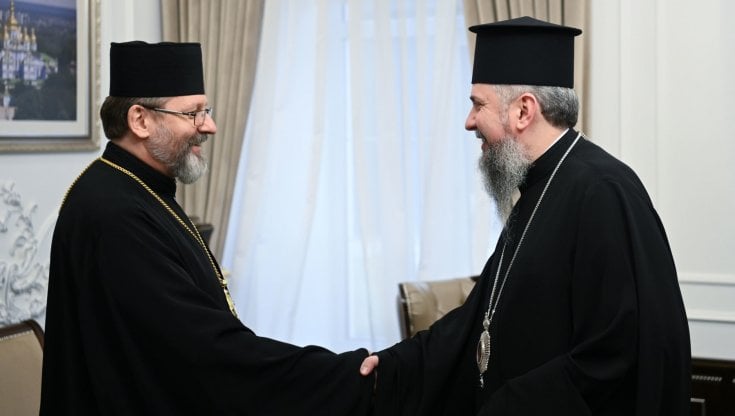 La stretta di mano in un'immagine diffusa dalla Chiesa ortodossa ucraina