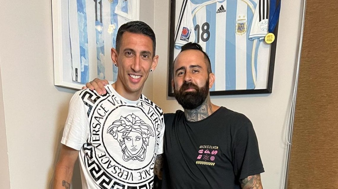 Con il suo amico tatuatore