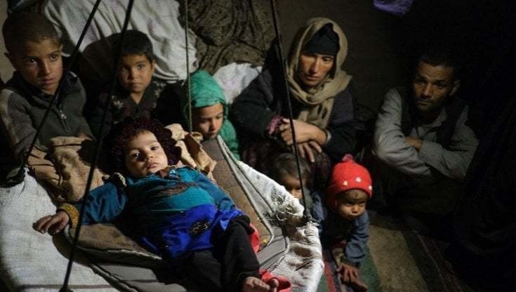 Afghanistan, la crisi economica fa sprofondare il Paese, con il 97% delle popolazione che dipende da aiuti umanitari 