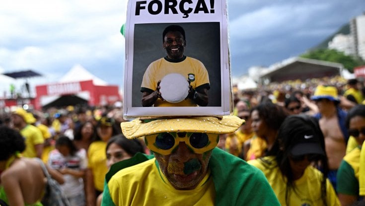 Un tifoso brasiliano con un messaggio di sostegno a Pel&eacute;