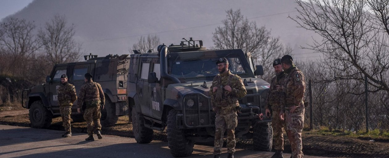 Militari italiani della Kfor dispiegati in Kosovo, non lontano da Rudare