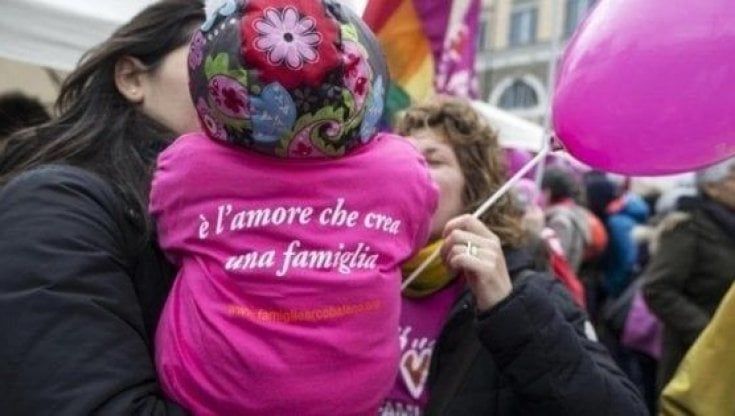 Diritti, la denuncia di una delle due mamme che hanno sconfitto il decreto Salvini: "Nostra figlia ancora senza documenti"