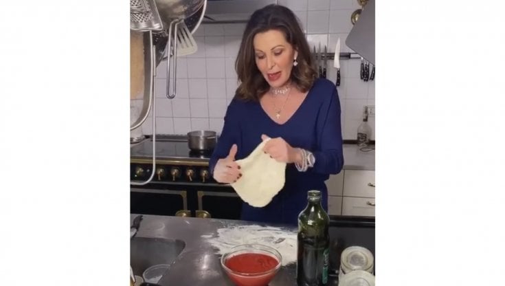 La ministra del Turismo, Daniela Santanch&egrave;, in cucina&nbsp;
