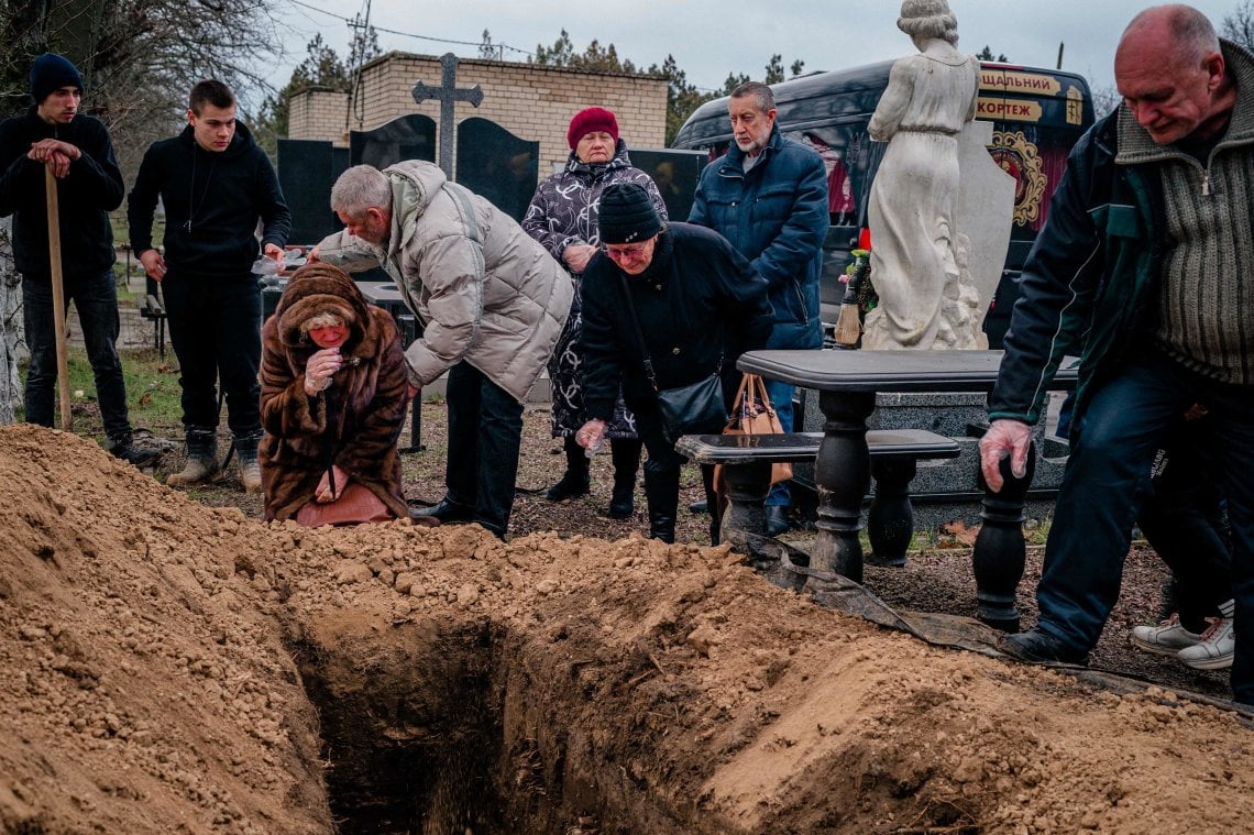 Il funerale di una donna uccisa dai bombardamenti russi a Kherson