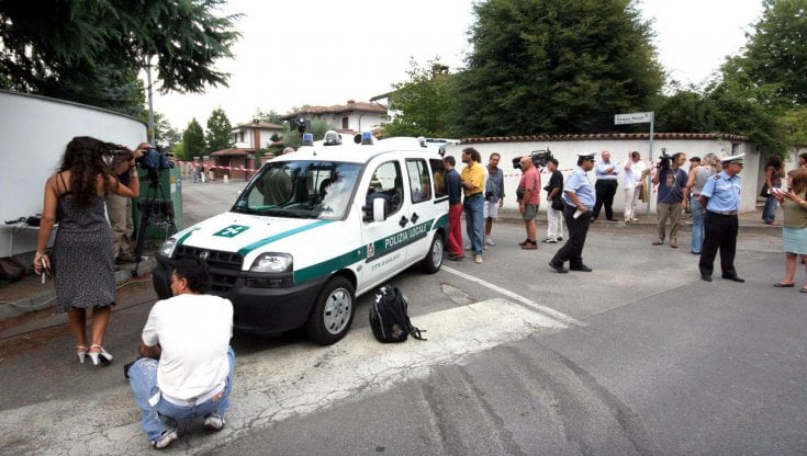 Il 13 agosto del 2007 una chiamata al 118 d&agrave; il via al giallo sulla morte di Chiara Poggi. Nella foto, le troupe televisive&nbsp;di fronte alla villetta dell&rsquo;omicidio (Procopio / Ipa / Fotogramma)