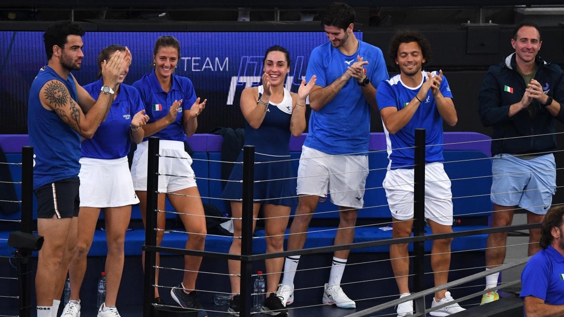 La squadra azzurra applaude un punto di Musetti