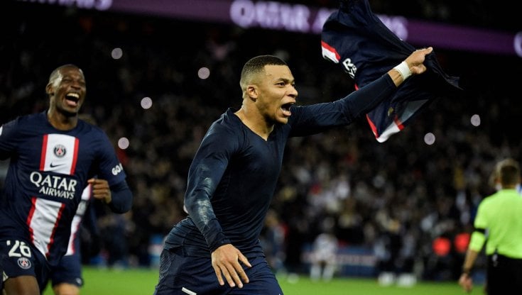 Mbapp&eacute; esulta dopo il gol allo Strasburgo