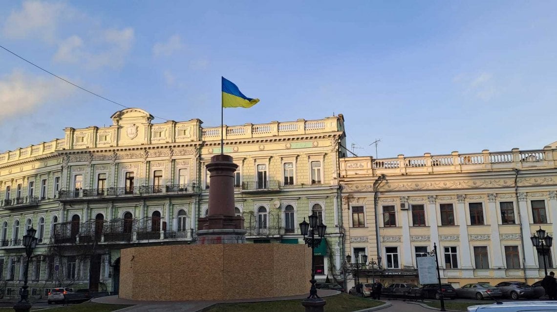 La bandiera ucraina al posto del monumento a Caterina la Grande a Odessa
