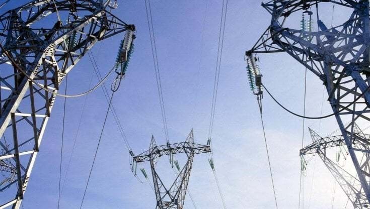 Bollette, scende il prezzo dell'elettricità: -19,5% nel primo trimestre del 2023