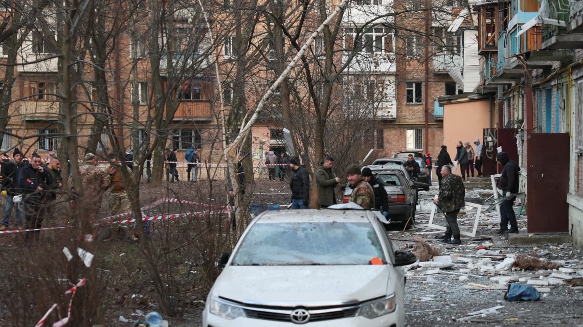 Gli abitanti lasciano un edificio danneggiato dai missili russi a Kiev