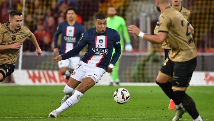 Kylian Mbapp&eacute; tra tre giocatori del Lens