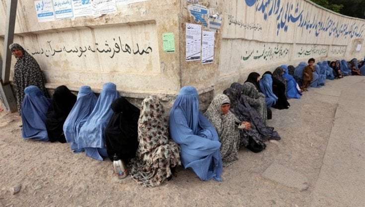 Afghanistan, i Talebani "spiegano" il loro divieto del lavoro femminile nelle ONG: intanto si ferma ogni attività delle organizzazioni umanitarie