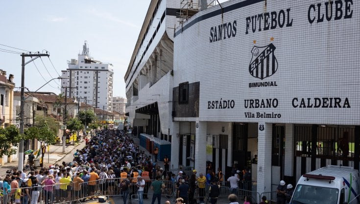 La lunghissima coda all'esterno dello stadio del Santos: migliaia di persone in attesa di entrare per l'omaggio alla salma di Pel&eacute;