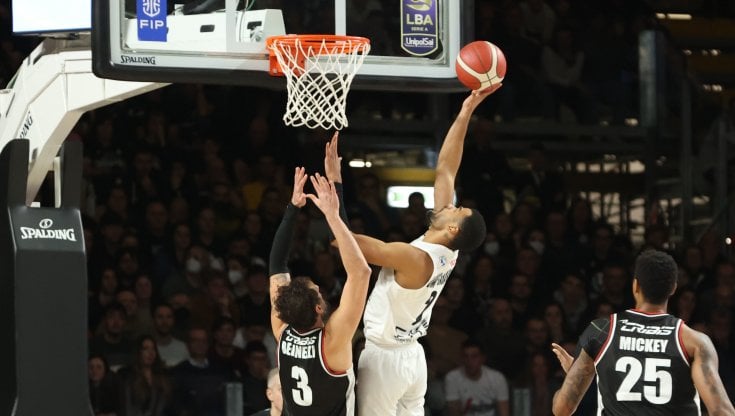 Una fase della gara tra Virtus Bologna e Olimpia Milano