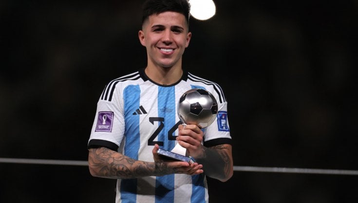 Enzo Fernandez col premio di miglior giovane del Mondiale