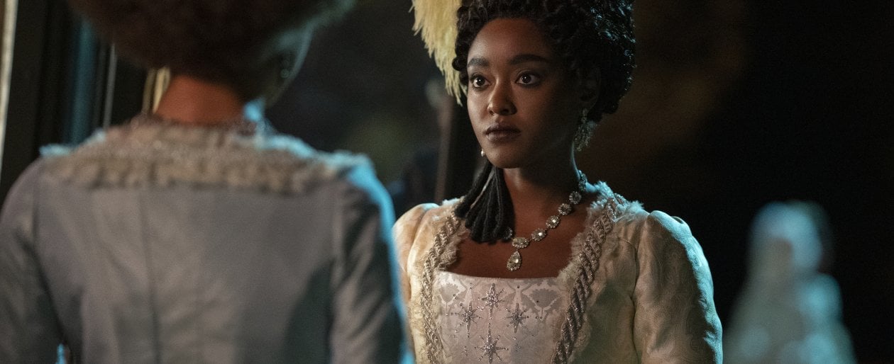 'Bridgerton' in primavera lo spinoff sulla giovane regina Carlotta e Lady Danbury
