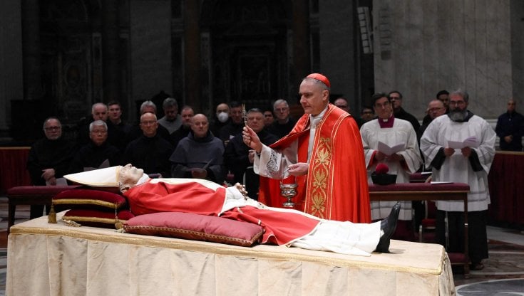 Ratzinger, il cardinale Gambetti: "Univa vita benedettina e spiritualità francescana"