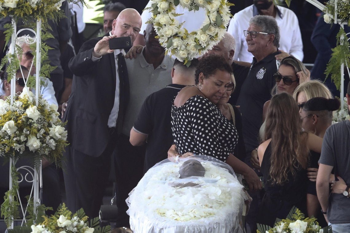 Il selfie di Infantino, sorridente, accanto alla salma di Pel&eacute;