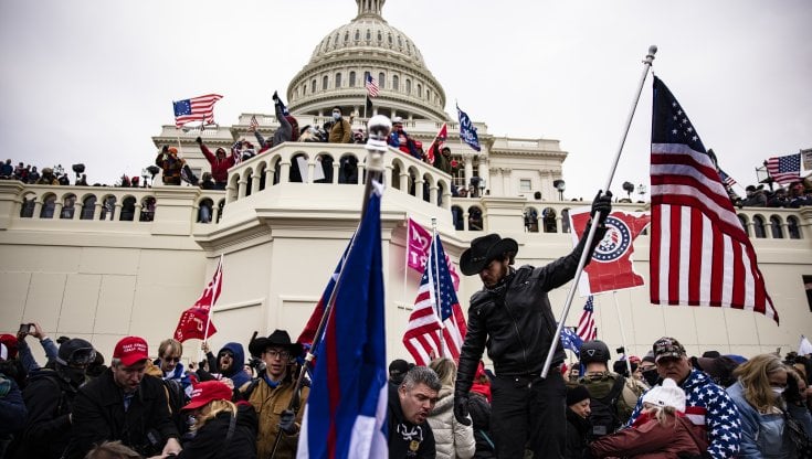 Washington, 6 gennaio 2021: l&rsquo;assalto al Congresso (Capitol Hill) in cui morirono cinque persone. Qui accanto Tasha Adams oggi, ex moglie di Stewart Rhodes e madre dei suoi sei figli. Samuel Corum/Getty Images