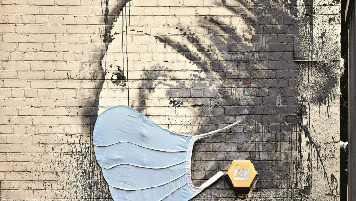 La Ragazza con l&rsquo;orecchino di perla di Jan Vermeer ritratta da Banksy con la mascherina