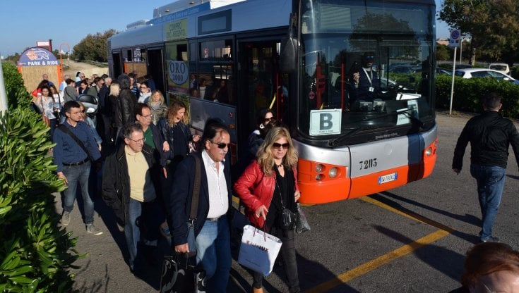 Autobus (quasi) gratis: la rivoluzione parte da Bari. “In Italia faremo da apripista”