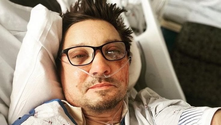 Jeremy Renner ricompare sui social dal letto dell'ospedale: "Grazie a tutti per le belle parole"