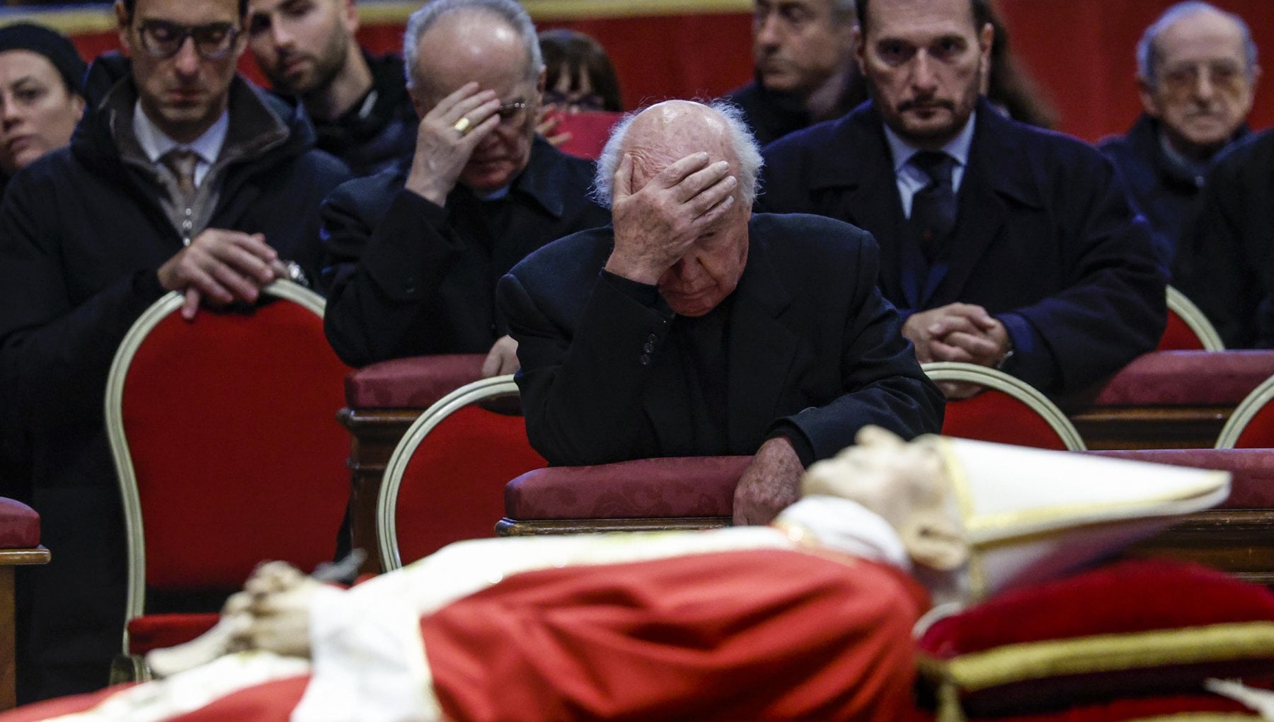 Ratzinger, esequie quasi da Papa: il Vaticano riadatta la liturgia - la ...