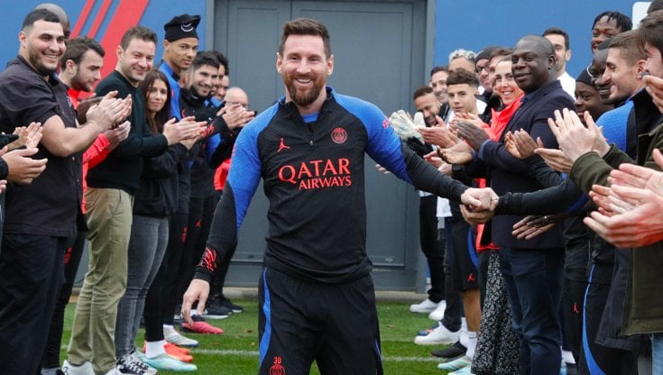 Messi accolto dai compagni del Psg
