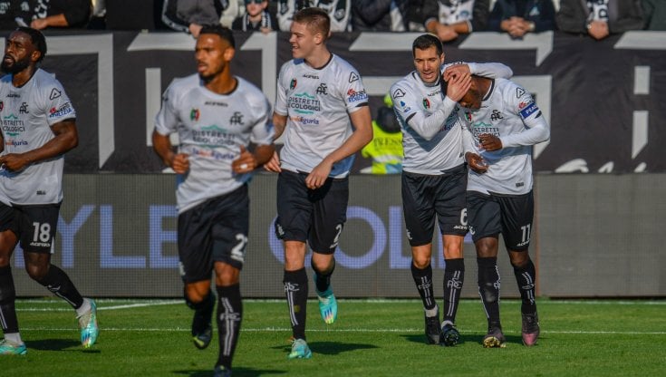 Gyasi festeggiato dai compagni dopo il gol