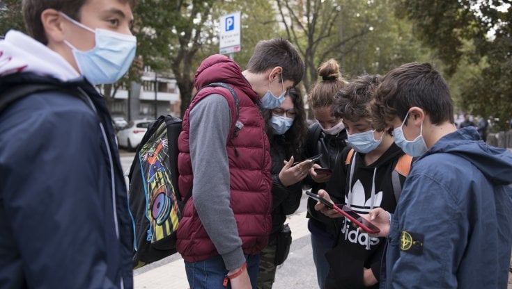 Generazione smartphone: oltre la metà dei bambini ne ha uno già a dieci anni