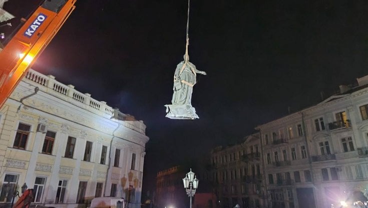 Il momento della rimozione della statua dalla piazza di Odessa (Foto da Twitter)