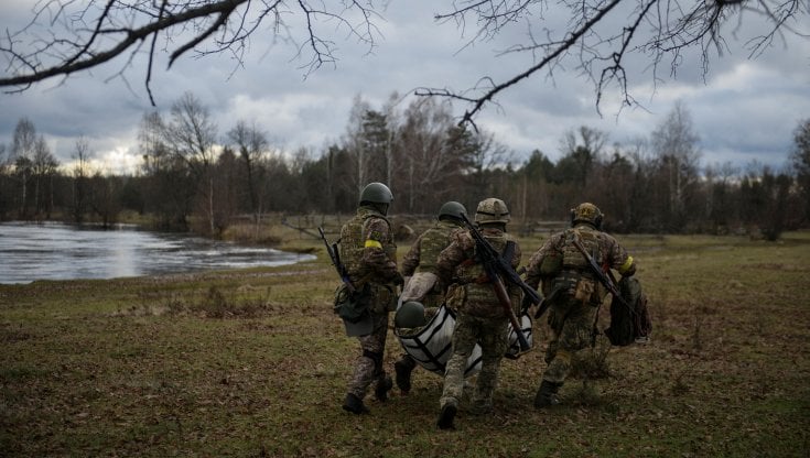 La reazione di Kiev alla tregua di Putin: “È solo propaganda”. Biden invia altri tank