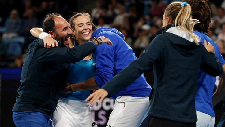 Lucia Bronzetti festeggiata dai compagni dopo la vittoria