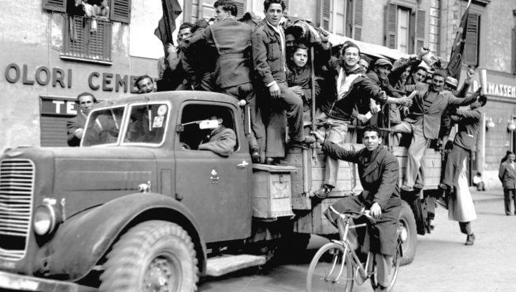 Un gruppo di partigiani festeggia la liberazione di Roma