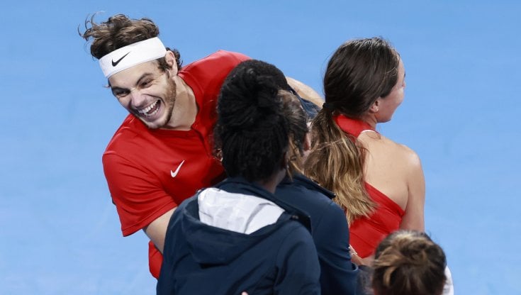 Taylor Fritz esulta dopo la vittoria con Berrettini e la conquista della United Cup