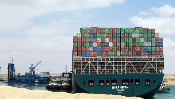 La nave portacontainer Ever Given bloccata nel 2021