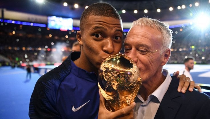 Mbapp&eacute; e Zidane festeggiano la conquista del mondiale nel 2018