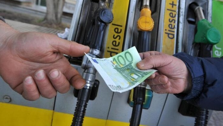 Benzina, Salvini: "Domani valutiamo intervento in Cdm". Dalla Gdf oltre 2.800 contestazioni nel 2022