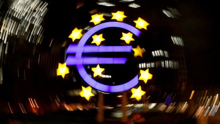 Francoforte: il simbolo dell'euro davanti alla sede della Banca centrale europea