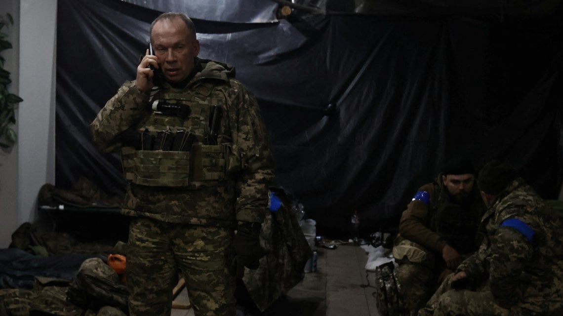 Oleksandr Syrskyi comandante delle forze di terra ucraine in visita sul fronte a Soledar