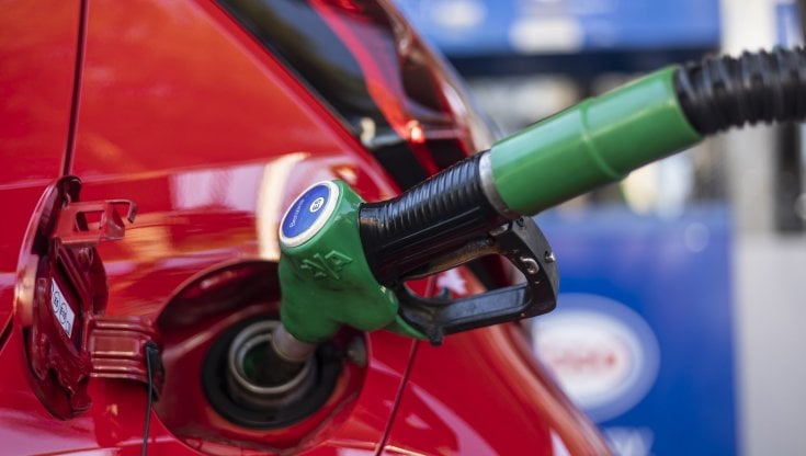 Benzina, tornano i buoni da 200 euro per i lavoratori del privato: validi fino a marzo